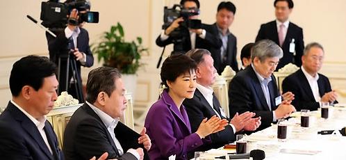 朴槿惠将与17位大企业总裁恳谈商议挽救国家经济