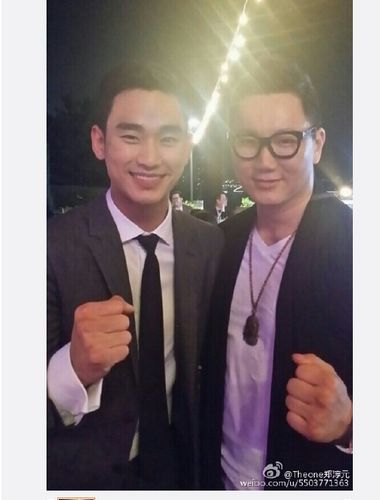 郑淳元与金秀贤单手握拳合影吐舌搞怪（图）
