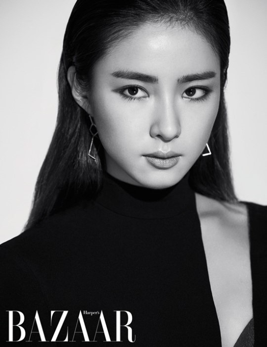 申世景拍黑白大片 高颜值完美身材尽显【组图】