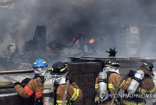韩国安山一工厂发生火灾 消防员奋力灭火【组图】