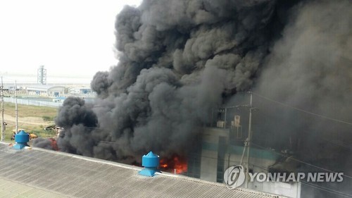 韩国安山一工厂发生火灾 消防员奋力灭火【组图】
