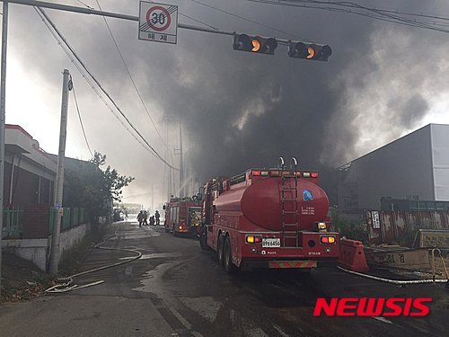韩国安山一工厂发生火灾 消防员奋力灭火【组图】
