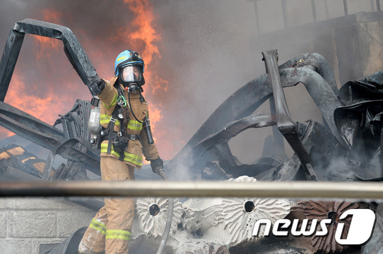 韩国安山一工厂发生火灾 消防员奋力灭火【组图】