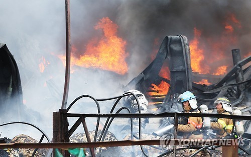 韩国安山一工厂发生火灾 消防员奋力灭火【组图】