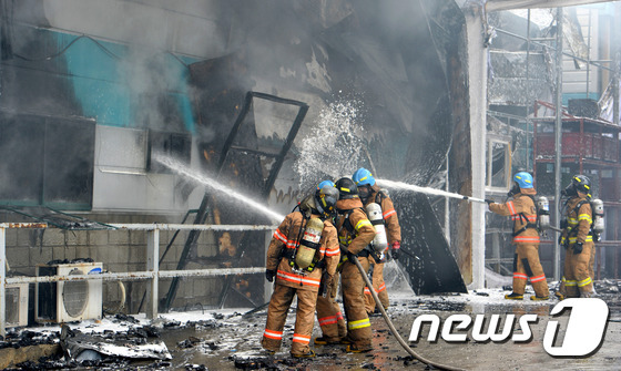 韩国安山一工厂发生火灾 消防员奋力灭火【组图】