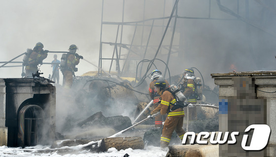韩国安山一工厂发生火灾 消防员奋力灭火【组图】
