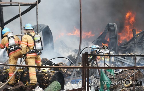 韩国安山一工厂发生火灾 消防员奋力灭火【组图】