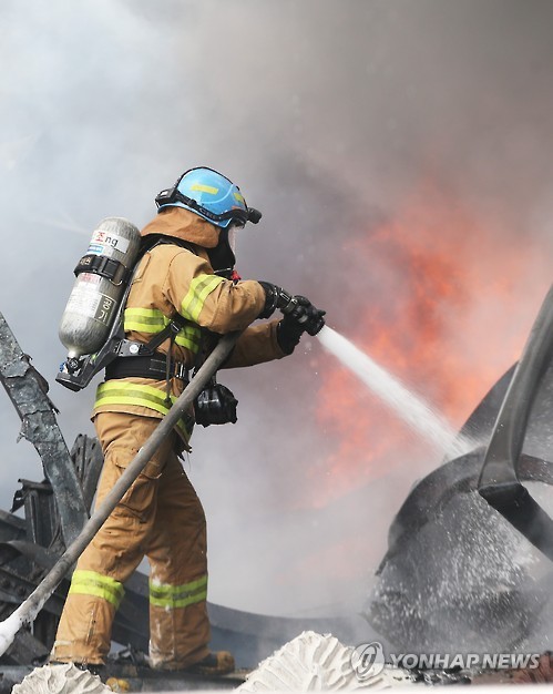 韩国安山一工厂发生火灾 消防员奋力灭火【组图】