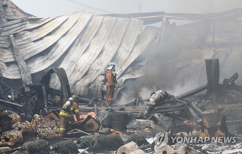 韩国安山一工厂发生火灾 消防员奋力灭火【组图】