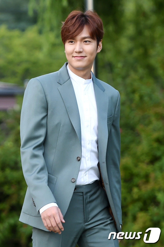 李敏镐穿西装现身绅士范 露迷人微笑【组图】