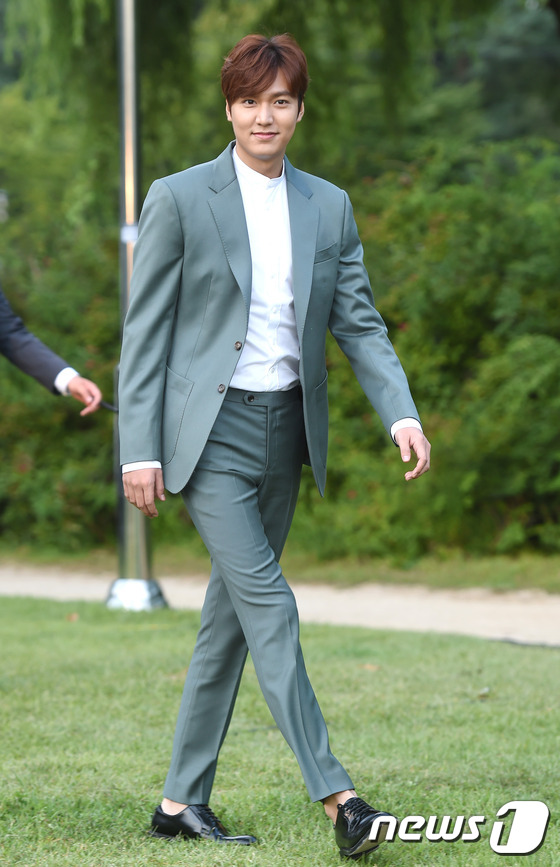 李敏镐穿西装现身绅士范 露迷人微笑【组图】