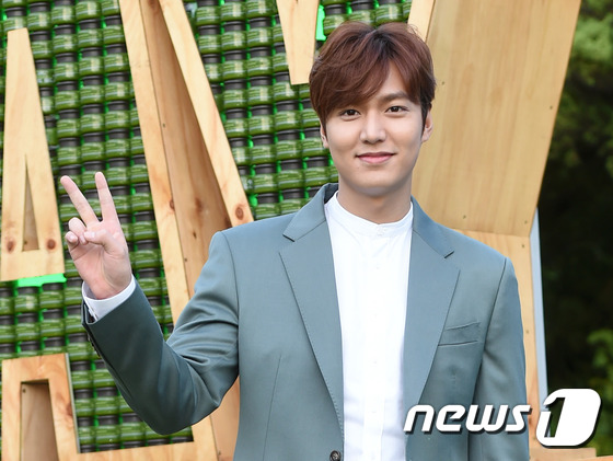 李敏镐穿西装现身绅士范 露迷人微笑【组图】