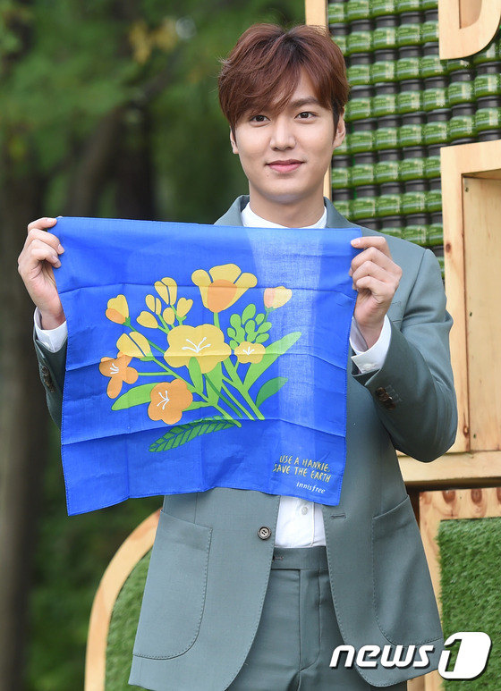 李敏镐穿西装现身绅士范 露迷人微笑【组图】