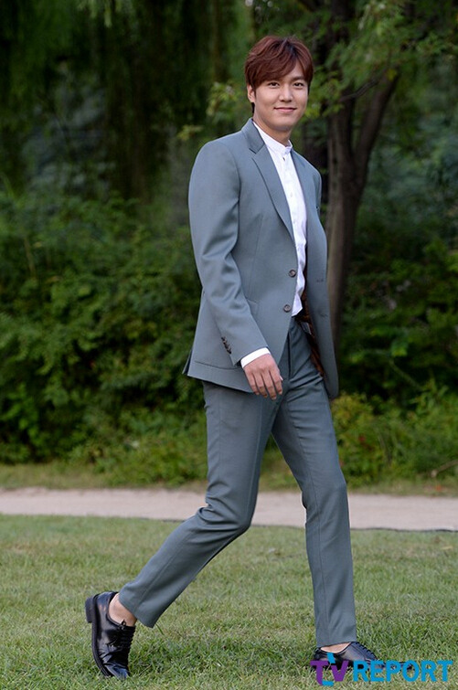 李敏镐穿西装现身绅士范 露迷人微笑【组图】