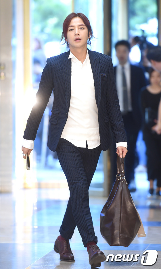 拼长腿！张根硕现身略发福 李钟硕盛骏NANA齐秀长腿【组图】