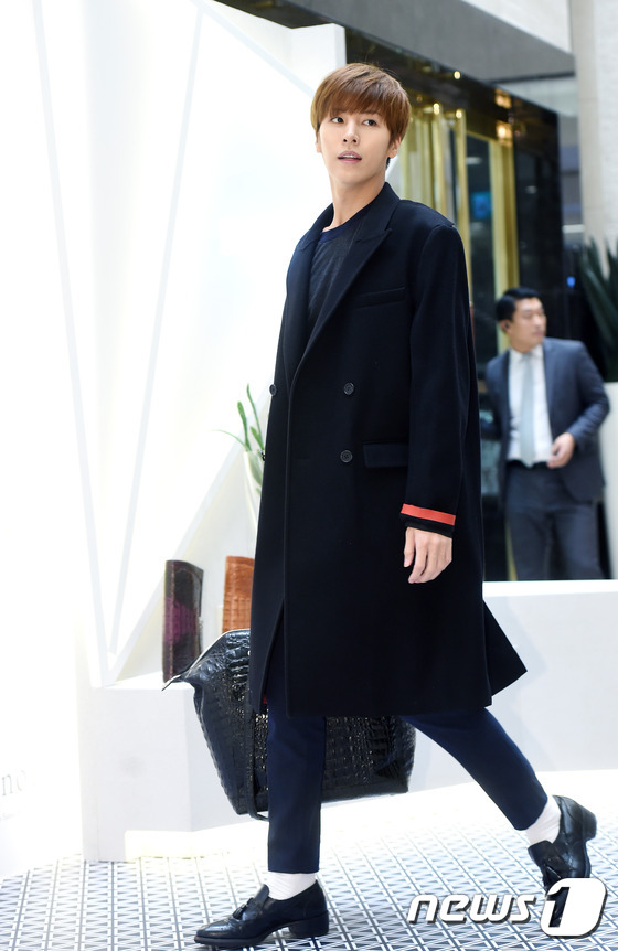 拼长腿！张根硕现身略发福 李钟硕盛骏NANA齐秀长腿【组图】