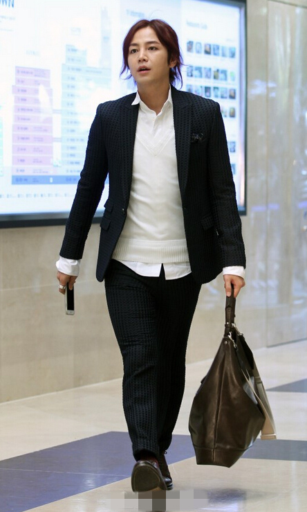 拼长腿！张根硕现身略发福 李钟硕盛骏NANA齐秀长腿【组图】