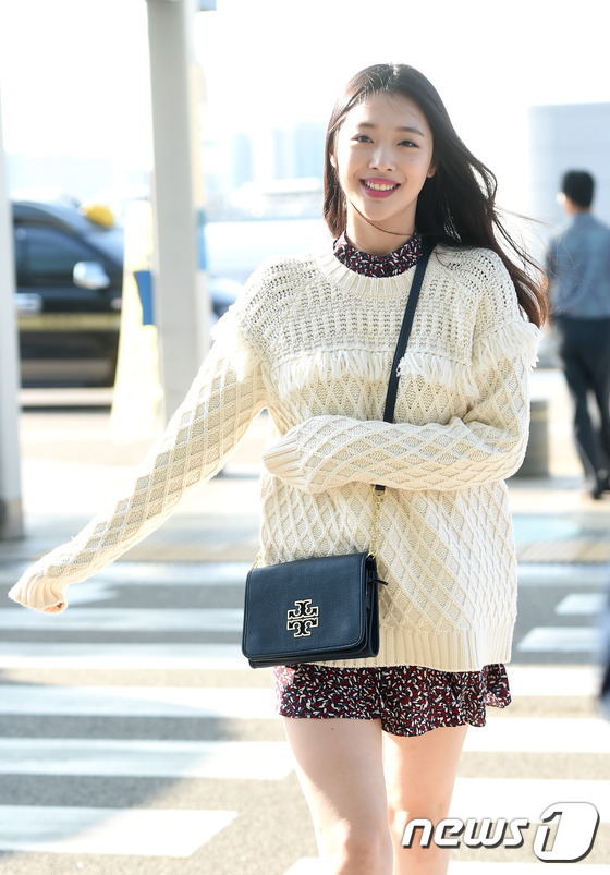 雪莉现身机场毛衣搭连衣裙 笑容甜美心情好【组图】