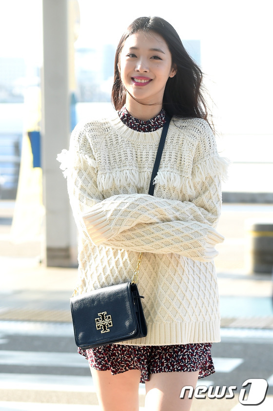 雪莉现身机场毛衣搭连衣裙 笑容甜美心情好【组图】