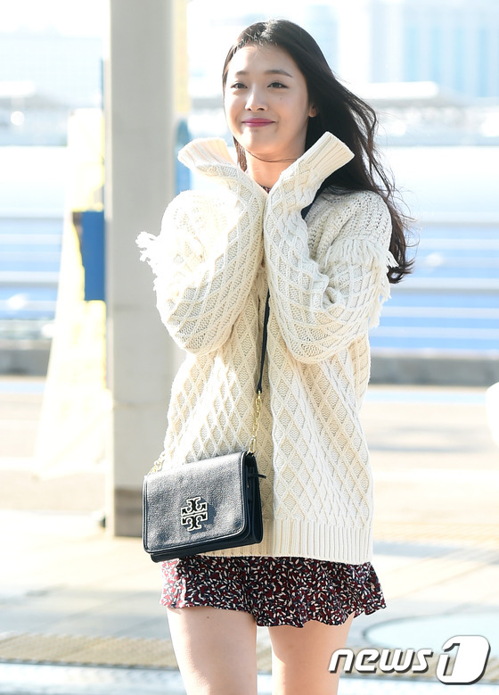 雪莉现身机场毛衣搭连衣裙 笑容甜美心情好【组图】