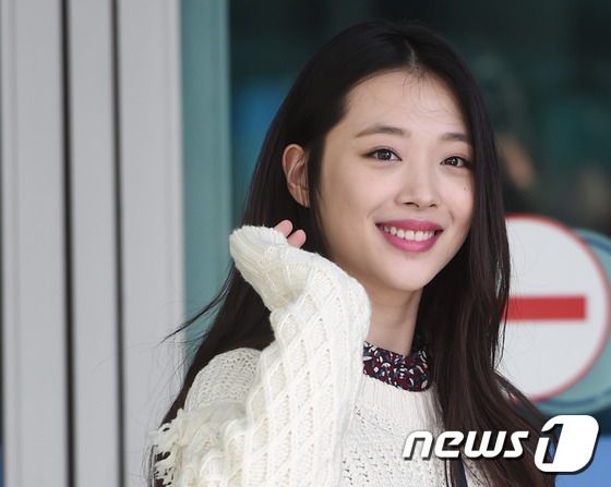 雪莉现身机场毛衣搭连衣裙 笑容甜美心情好【组图】