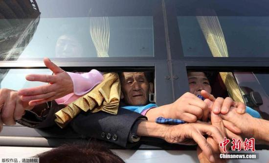 资料图：韩朝离散家属会面活动结束，亲属间挥泪话别。