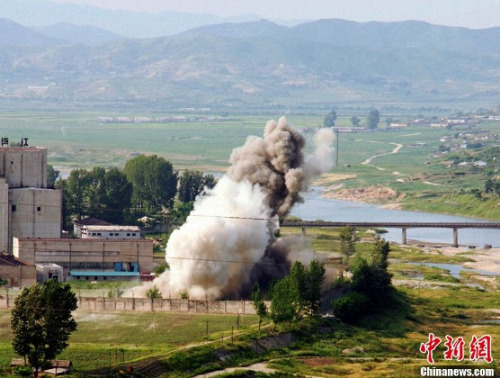 2008年6月27日，朝鲜宁边，朝鲜炸毁宁边核设施冷却塔。 图片来源：东方IC