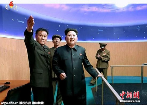 2015年5月，金正恩参观朝鲜新建的国家宇宙开发局卫星控制综合指挥所。图片来源：东方IC