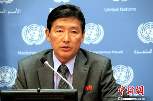 资料图：朝鲜常驻联合国副代表李东日在联合国总部召开记者会。