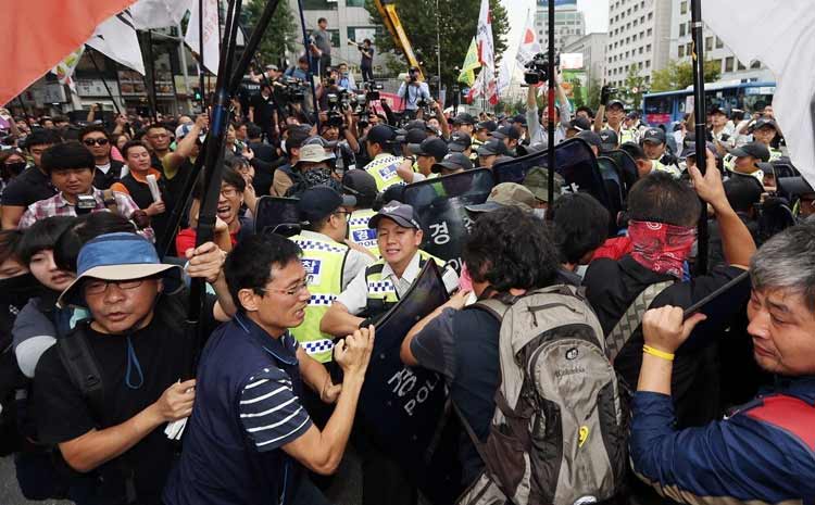 韩国民主工总发起总罢工 与警方发生冲突（组图）
