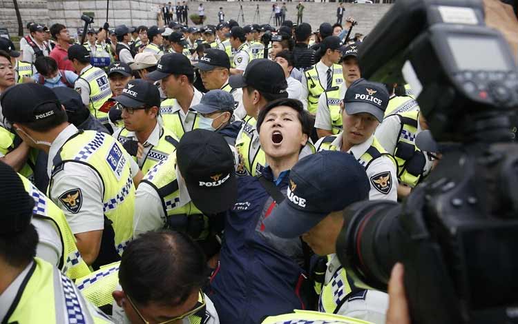 韩国民主工总发起总罢工 与警方发生冲突（组图）