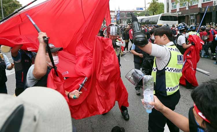 韩国民主工总发起总罢工 与警方发生冲突（组图）