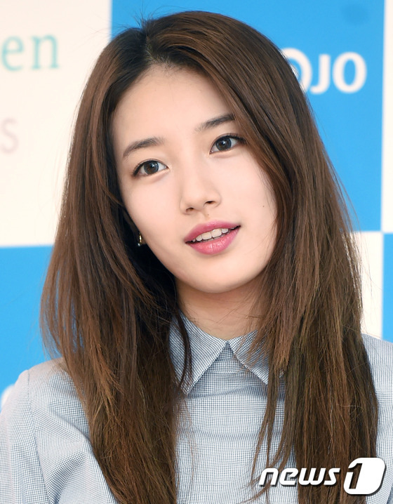 秀智出席活动清纯动人 衬衫搭皮裙秀美腿【组图】