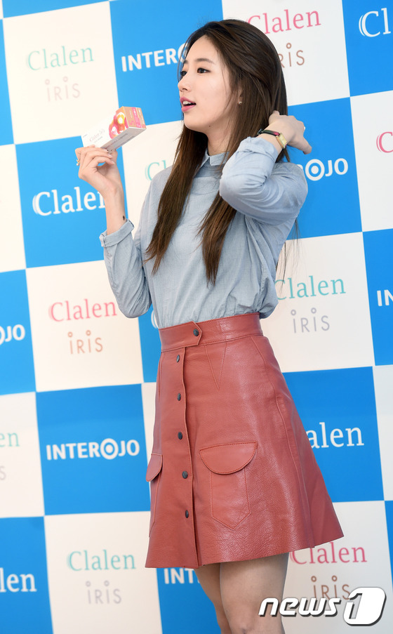 秀智出席活动清纯动人 衬衫搭皮裙秀美腿【组图】