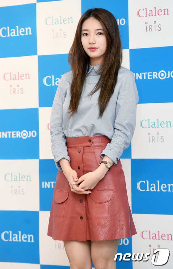 秀智出席活动清纯动人 衬衫搭皮裙秀美腿【组图】