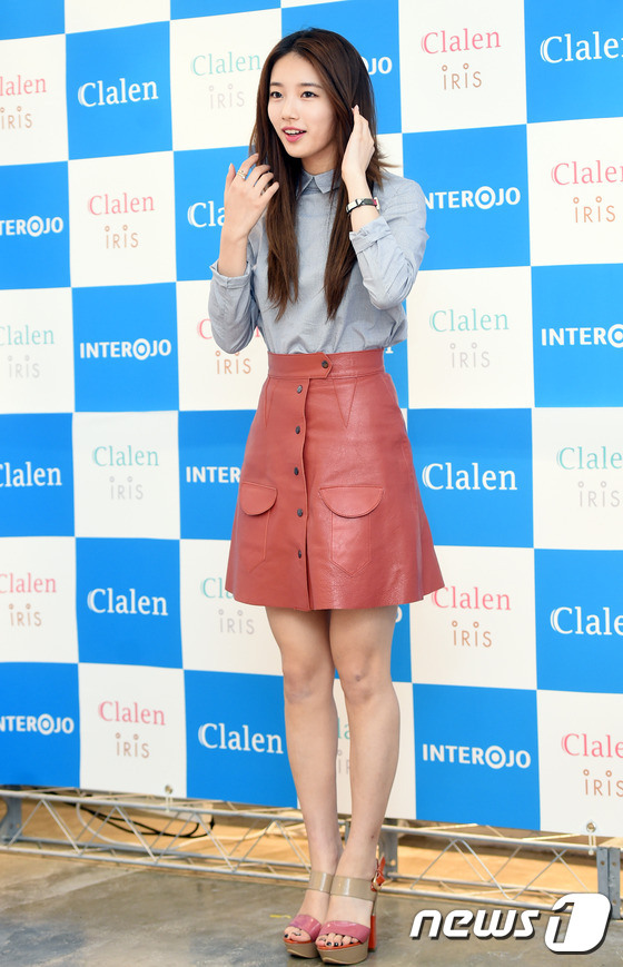 秀智出席活动清纯动人 衬衫搭皮裙秀美腿【组图】