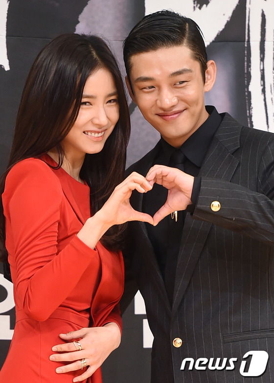 申世景刘亚仁出席《六龙飞天》发布会 合作出演默契十足【组图】