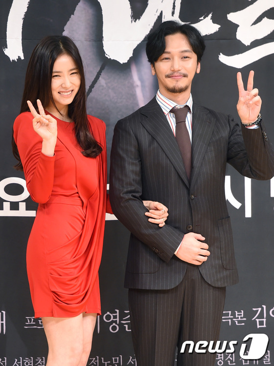 申世景刘亚仁出席《六龙飞天》发布会 合作出演默契十足【组图】