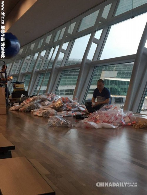 中国游客在韩疯狂扫货 机场遍地化妆品令人咋舌