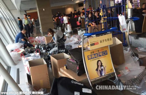 中国游客在韩疯狂扫货 机场遍地化妆品令人咋舌