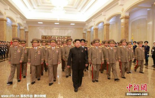 资料图：朝鲜最高领导人金正恩此前参谒锦绣山太阳宫的情景。
