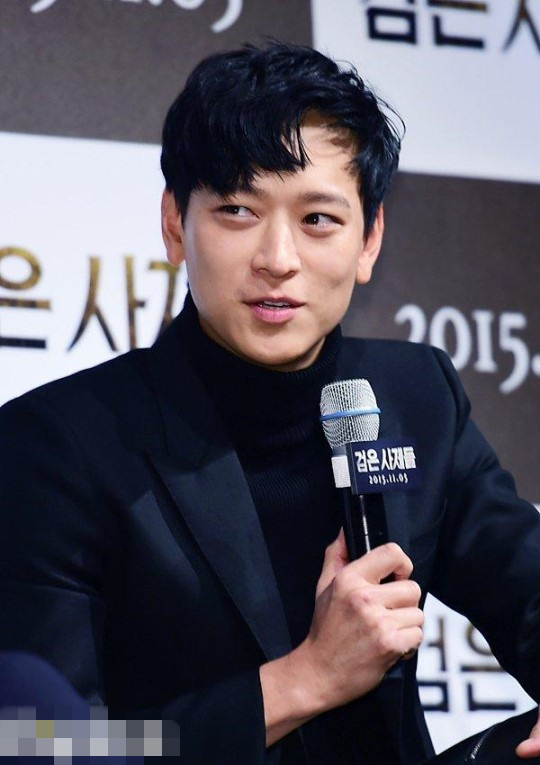 姜东元出席新作《黑祭司们》发布会 黑色皮裤个性十足【组图】