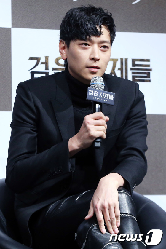 姜东元出席新作《黑祭司们》发布会 黑色皮裤个性十足【组图】