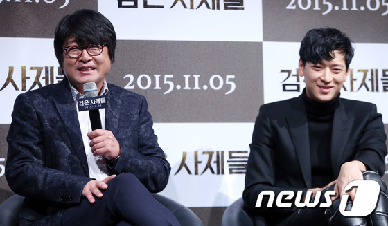 姜东元出席新作《黑祭司们》发布会 黑色皮裤个性十足【组图】