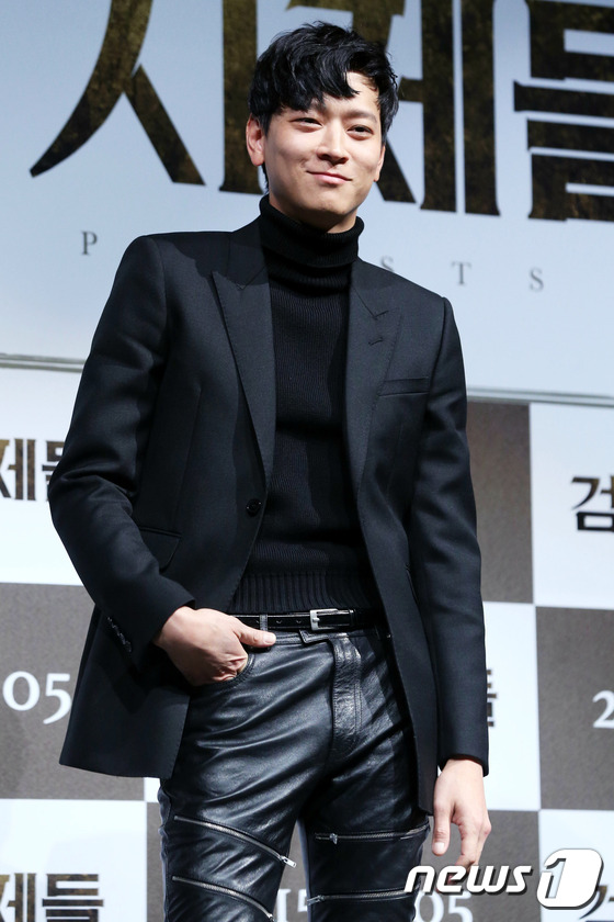 姜东元出席新作《黑祭司们》发布会 黑色皮裤个性十足【组图】