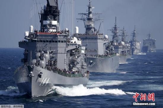 当地时间10月18日，日本海上自卫队在相模湾正式举行“观舰式”。图为日本海上自卫队“鞍马号”护卫舰。