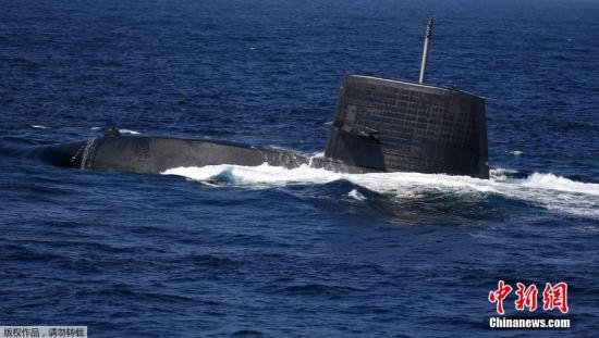 当地时间10月18日，日本海上自卫队在相模湾正式举行“观舰式”。图为日本海上自卫队涡潮级潜艇冲出水面。