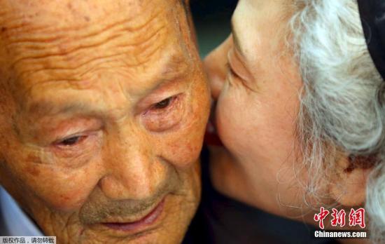 当地时间10月20日，朝鲜金刚山，朝韩离散家属团聚活动在当地举行。图为来自韩国的68岁老人Lee Jung-sook（右）与她的88岁的来自朝鲜的父亲Lee Heung Jong团聚。