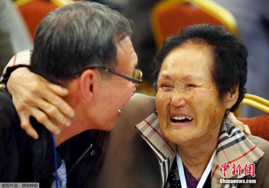 72岁的韩国人Lim Choong-hwan见到了自己在朝鲜的82岁亲人Lim Ok Rye。