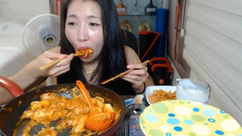 韩国流行“吃播”:大胃女镜头前狂吃数小时